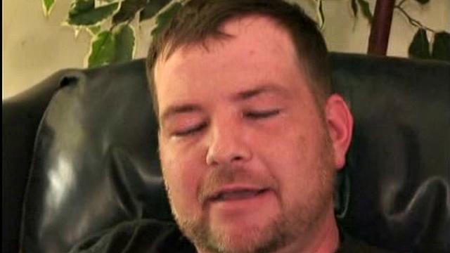 Скотт дрочит свой член и мощно кончает