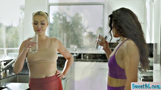 Кудрявая брюнетка села на лицо своей тренерше и мощно облизывает киску подруги.