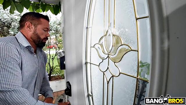 Соуер Кэссиди делает минет отчиму на диване, тот кончает ей на лицо и жестко ебет с разных позиций в гостиной, пока жена не видит.