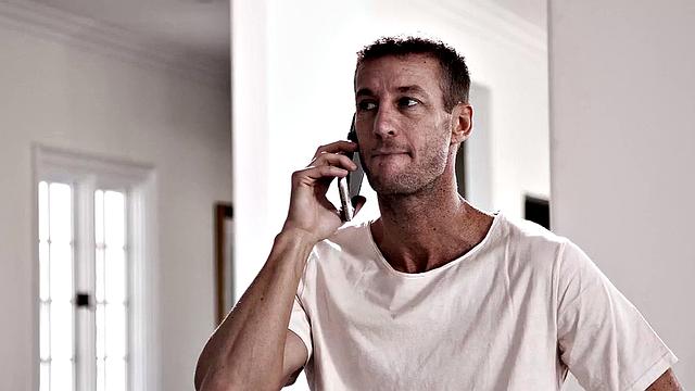 девушка с сиськами ныряет под стол на минет, потом тайком трахается