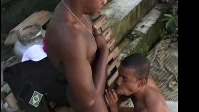 Эмилио смотрит на форму, но быстро переходит к мужскому хозяйству