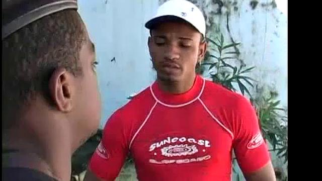 Эмилио смотрит на форму, но быстро переходит к мужскому хозяйству