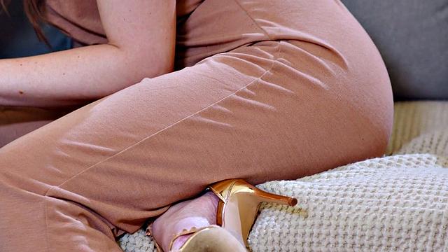 любовник доводит её вибратором, а потом жёстко трахает раком