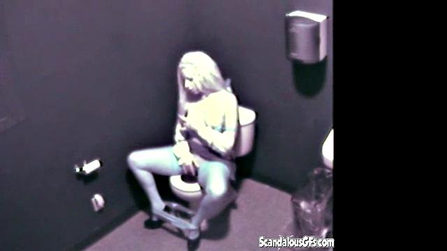 блондинка дрочит в туалете, пока за ней подглядывают