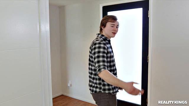 Сосед спасает связанную Люлу Чу и сразу получает отсос - ну вот и подружились!