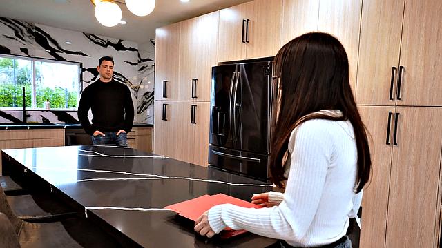 Ария Валенсия сосёт у босса, бухгалтера из неё так себе