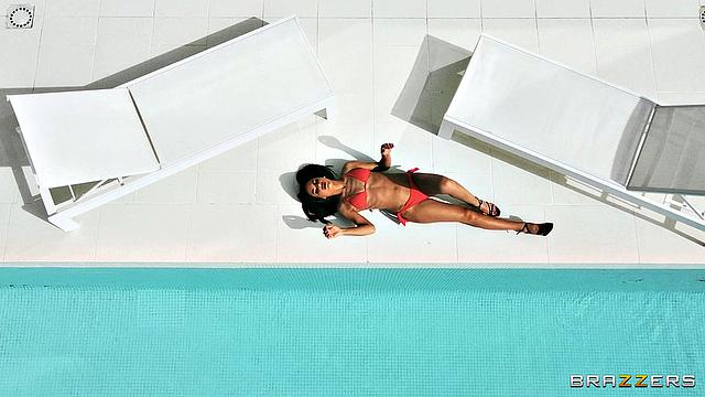 Аполония Лапьедра дразнит у бассейна и получает страстный трах на свежем воздухе с Кристианом Клеем.