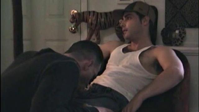 Кейси решил, что натуралом быть скучно, и попробовал гей минет ради шутки.