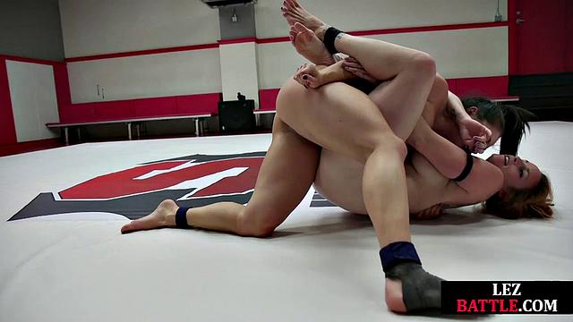 Две роскошные лесбиянки дерутся на ринге и трахаются страпоном - страсть до предела!