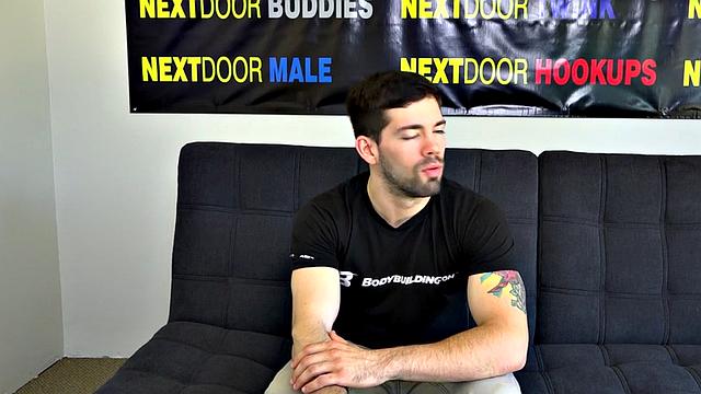 мускулистый татуированный парень дрочит на диване для кастинга