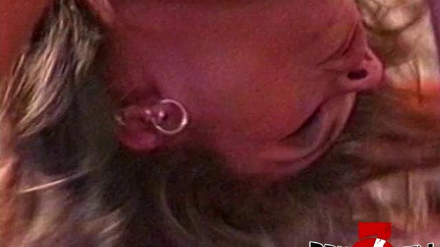 две лесбиянки соблазняют подругу и устраивают жёсткое трио на диване