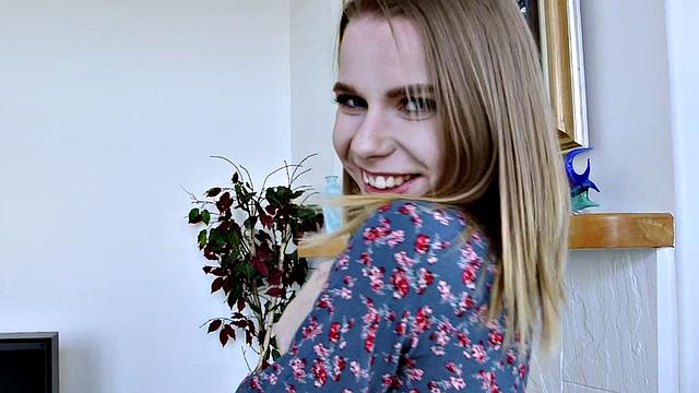 смотри, как плоская блондинка дрочит свою мокрую киску