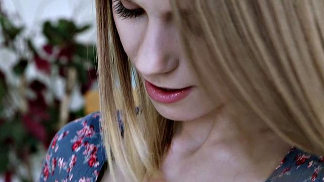 смотри, как плоская блондинка дрочит свою мокрую киску