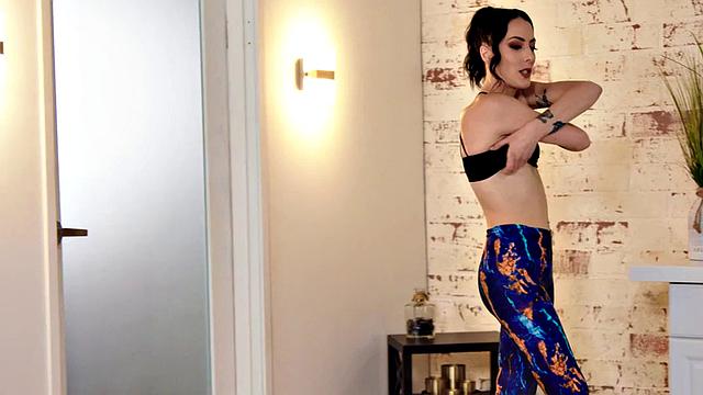 Massaging hairy babe with tattoos got pussysmashed