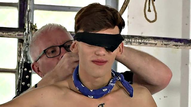 Джейко Мун получает жёсткий трах от Флекоса Кайдена и Себастьяна Кейна