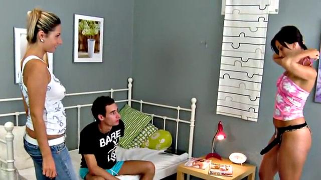 Lazy roommate pegged by femmes