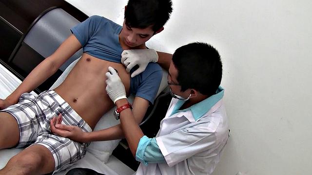 Nerdy Asian doctor breeding twink till making him cum