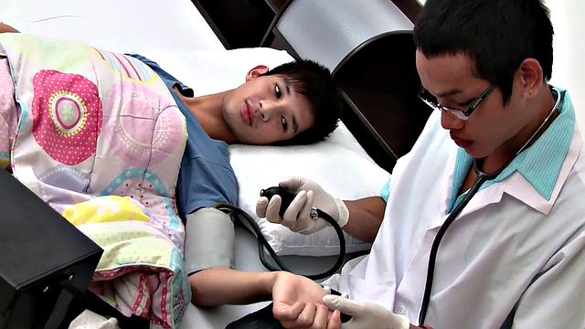Nerdy Asian doctor breeding twink till making him cum