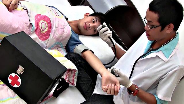 Nerdy Asian doctor breeding twink till making him cum