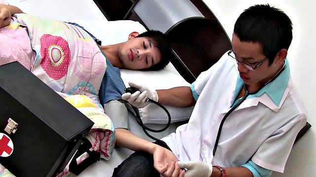 Nerdy Asian doctor breeding twink till making him cum