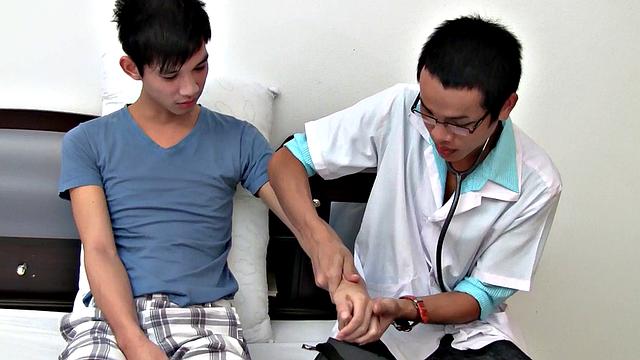 Nerdy Asian doctor breeding twink till making him cum
