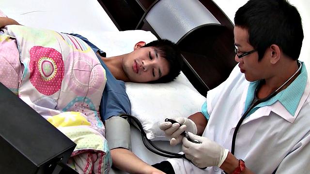 смотри, как ботан азиатский врач трахаeт твинка без резинки до оргазма