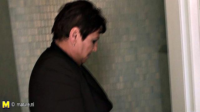 зрелая mariette трахается прямо на толчке