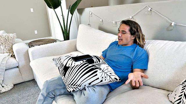 две зрелые мачехи показывают паренькам, что дома гораздо горячее, чем в колледже