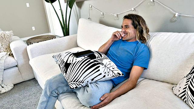 две зрелые мачехи показывают паренькам, что дома гораздо горячее, чем в колледже