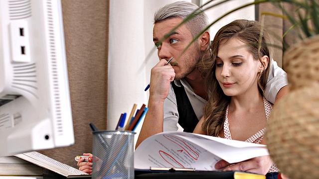 Hottie dines on fresh sperm