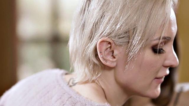 Блондинистая milf заводит азиатку и заставляет лизать писю на диване