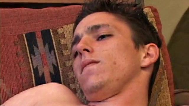 Шон не может остановиться, когда сам себе отсасывает и мощно кончает