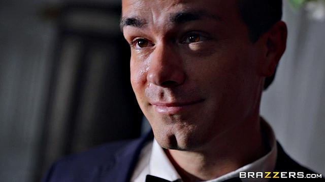 Невеста с шикарной задницей бросает жениха и отдается его отцу ради анального секса