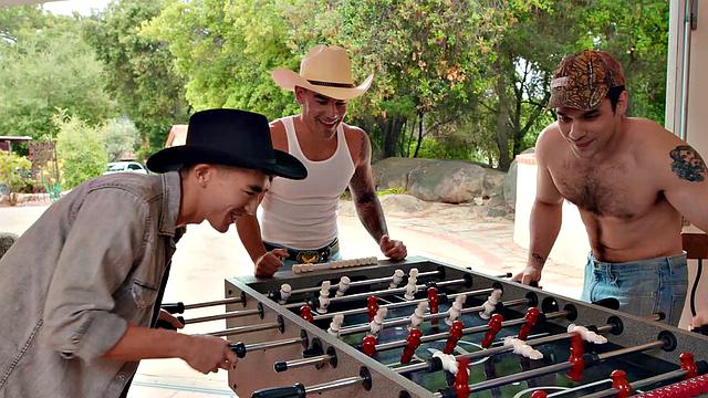 мускулистые парни устраивают конкурс на лучший минет в жарком тройничке