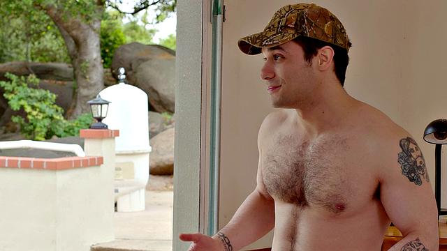 мускулистые парни устраивают конкурс на лучший минет в жарком тройничке