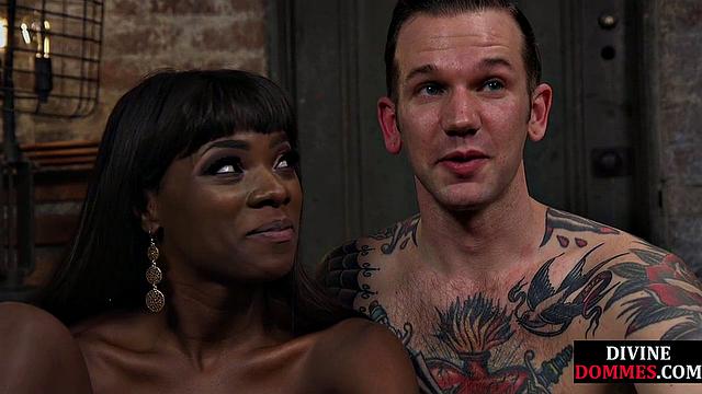 Беспощадная черная госпожа трахает страпоном и унижает раба.