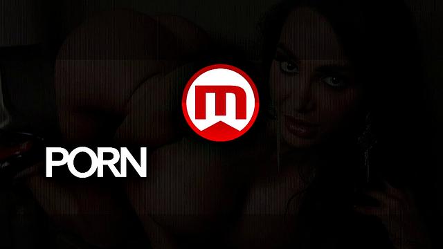 katy ann дрочит и трясёт огромными сиськами в белье