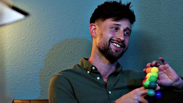 мышечный сводный брат получает кулак и игрушку в офисе от приятеля