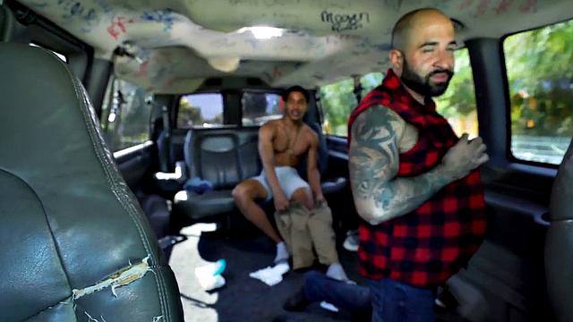 черный мачо получает глубокий минет от страстного медведя в фургоне