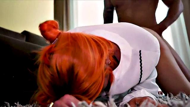 жаркая мамаша с мощными ляжками разносит член и просит добить