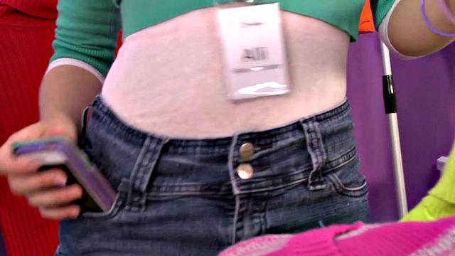 блондинка чуть не вылетела с работы, но ее сиськи всё решили