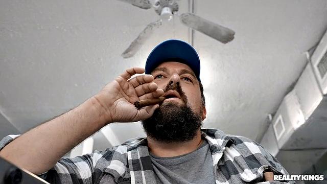 Прачечная стала клубом для лесбиянок: три подруги стирают бельё и заводят жаркий секс, пока мужик остается без шоу.