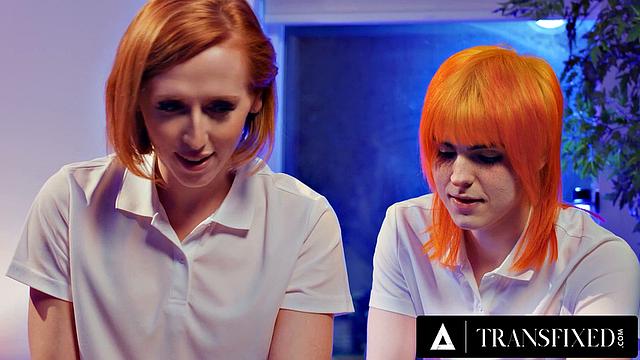 Две рыжие транс-девушки трахают зрелую Кензи Энн втроём shemale сексом с маслом и глубоким горлом.