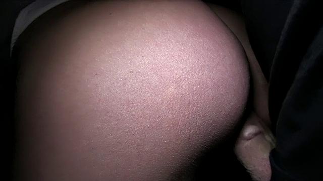 татуированная телка раздвигает ноги прямо на природе - ну хоть ветер свежий