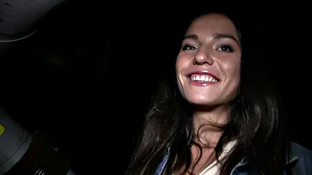 Watch this tattooed babe spread her legs for an outdoor fuckfest