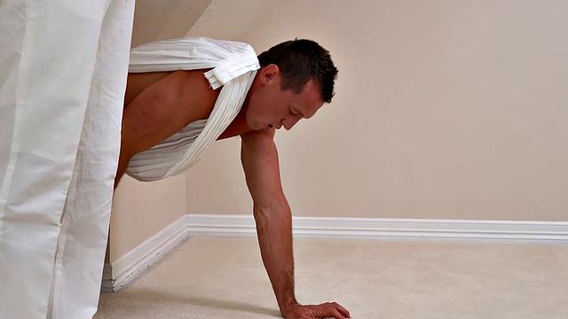 седой отец заставляет качка лизать ноги и трахается по-жёсткому