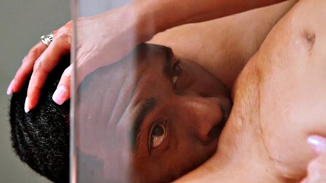 Белла на каблуках: кто кого победит - грудь или черный член