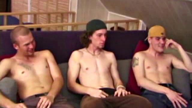 трое голых парней дрочат и сосут, пока не кончают бурно