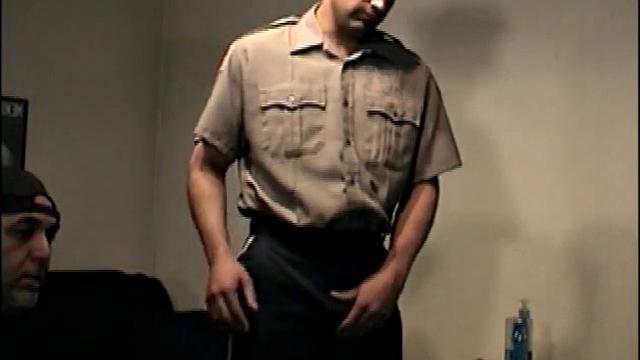 Зрелый парень в форме дрочит и кончает от мужского минета от Закака, напряжение растет с каждой секундой видео.