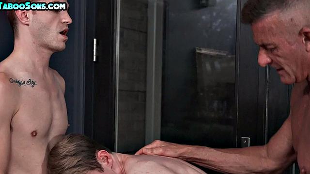 папаша трахает двух взрослых пасынков на хэллоуин